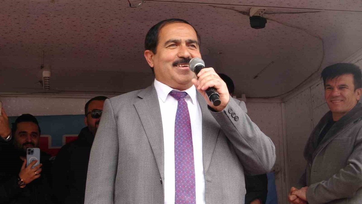 Kendini ‘yerli patates’ olarak tanıtan Belediye Başkan Adayı Ahi’den gövde gösterisi