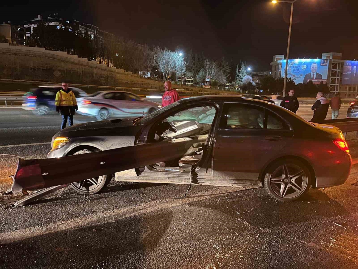 Gaziosmanpaşa’da kontrolden çıkan araç bariyerlere saplandı: 1 ölü, 1 yaralı