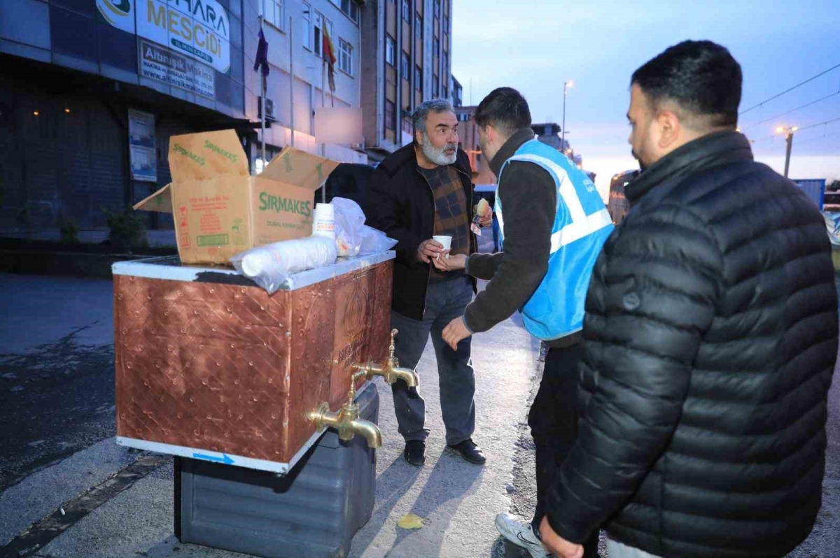 Sultangazi Belediyesi’nden iftara yetişemeyenlere ikram çeşmesinden sıcacık çorba