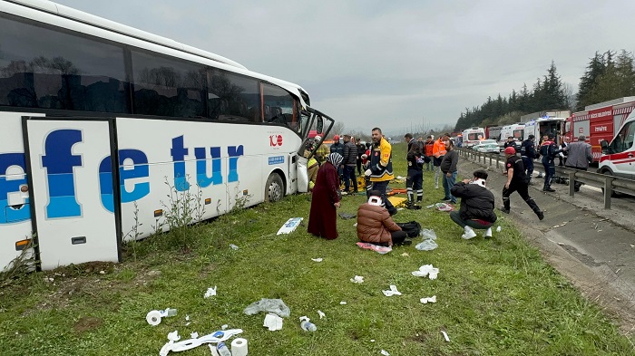 TEM'de can pazarı: 1'i ağır 17 yaralı