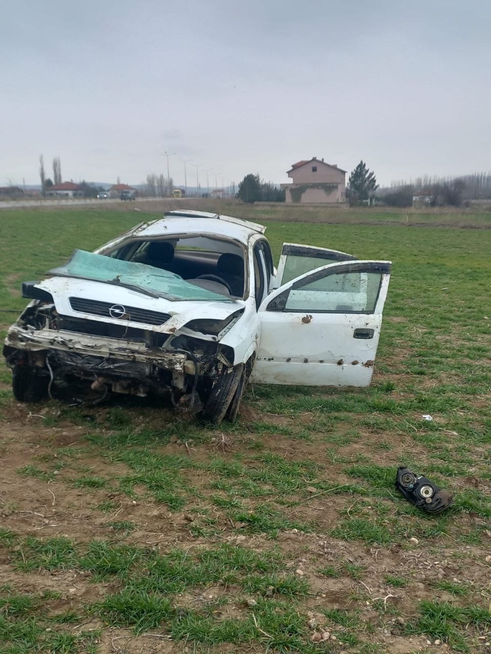 Sivas’ta yoldan çıkan otomobil takla attı: 3 yaralı
