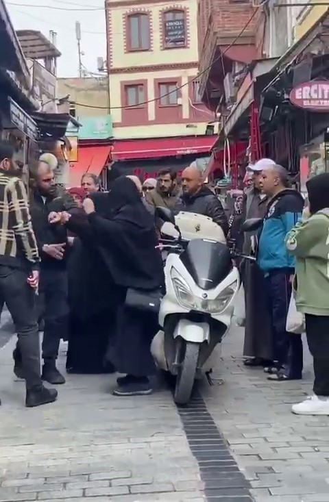 Fatih'te çarşaflı kadın böyle darbedildi, çevredekiler film izler gibi izledi