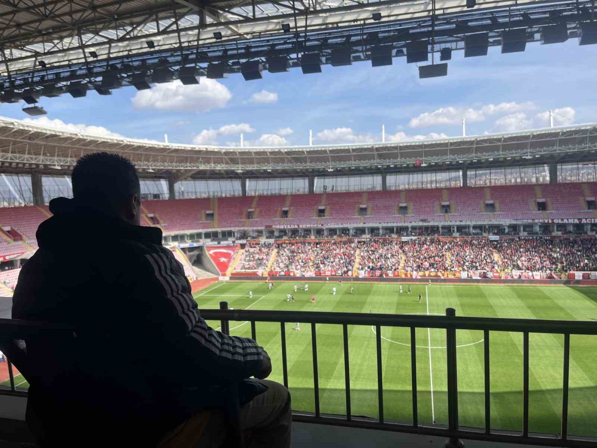 Eskişehirspor’un 18 yıldır gollerinin sesi olan adam işine ve siyah-kırmızıya duyduğu aşkı anlattı