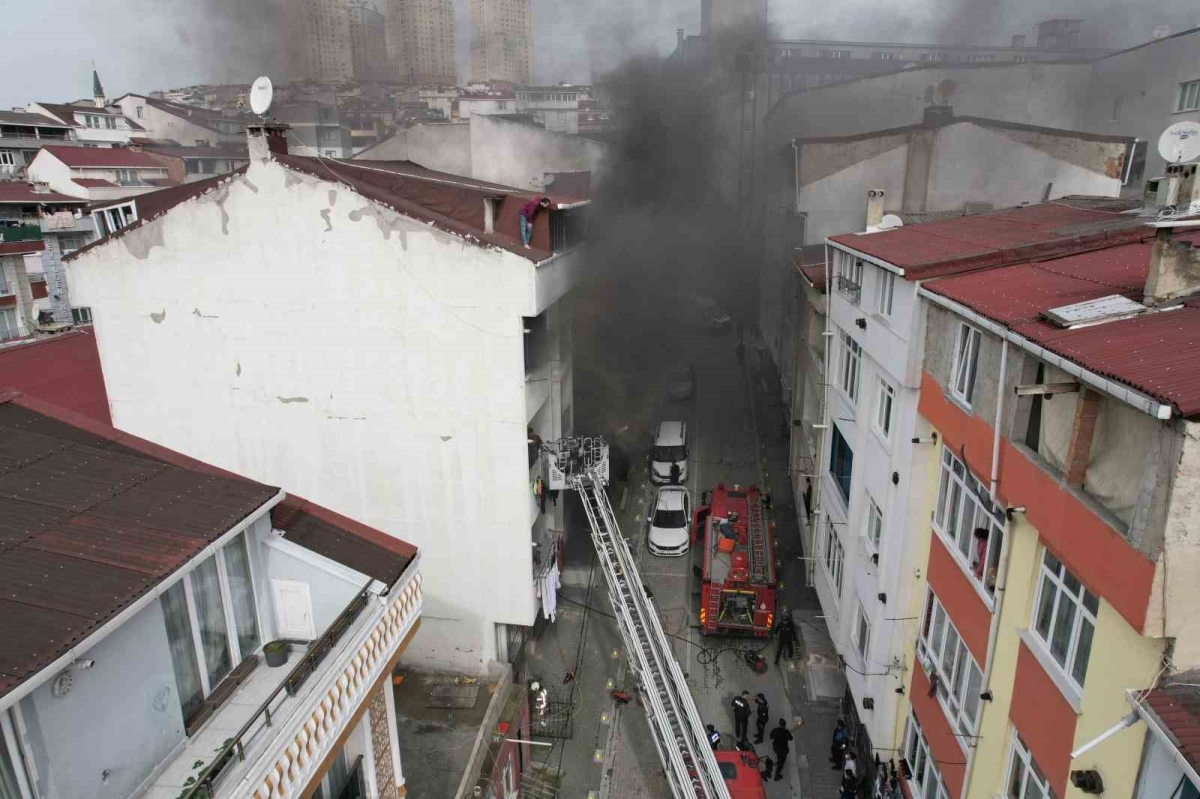 Esenyurt’ta bir vatandaş yangından kaçıp çatı katında kurtarılmayı bekledi