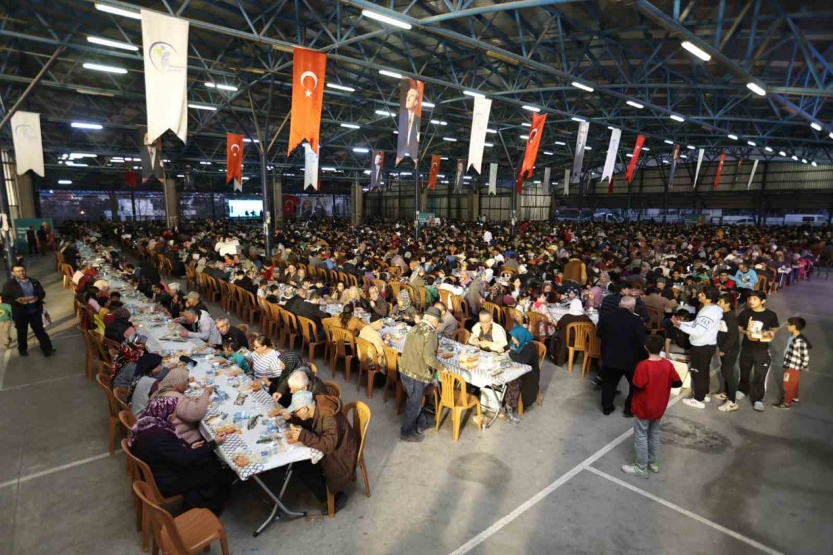 Merkezefendi’nin iftar sofrası Mehmet Akif Ersoy’da uruldu