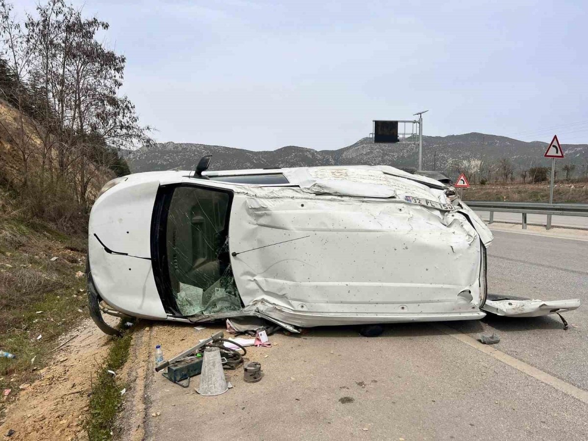 Burdur’da kontrolden çıkan ticari araç takla attı: 1 kişi yaralandı