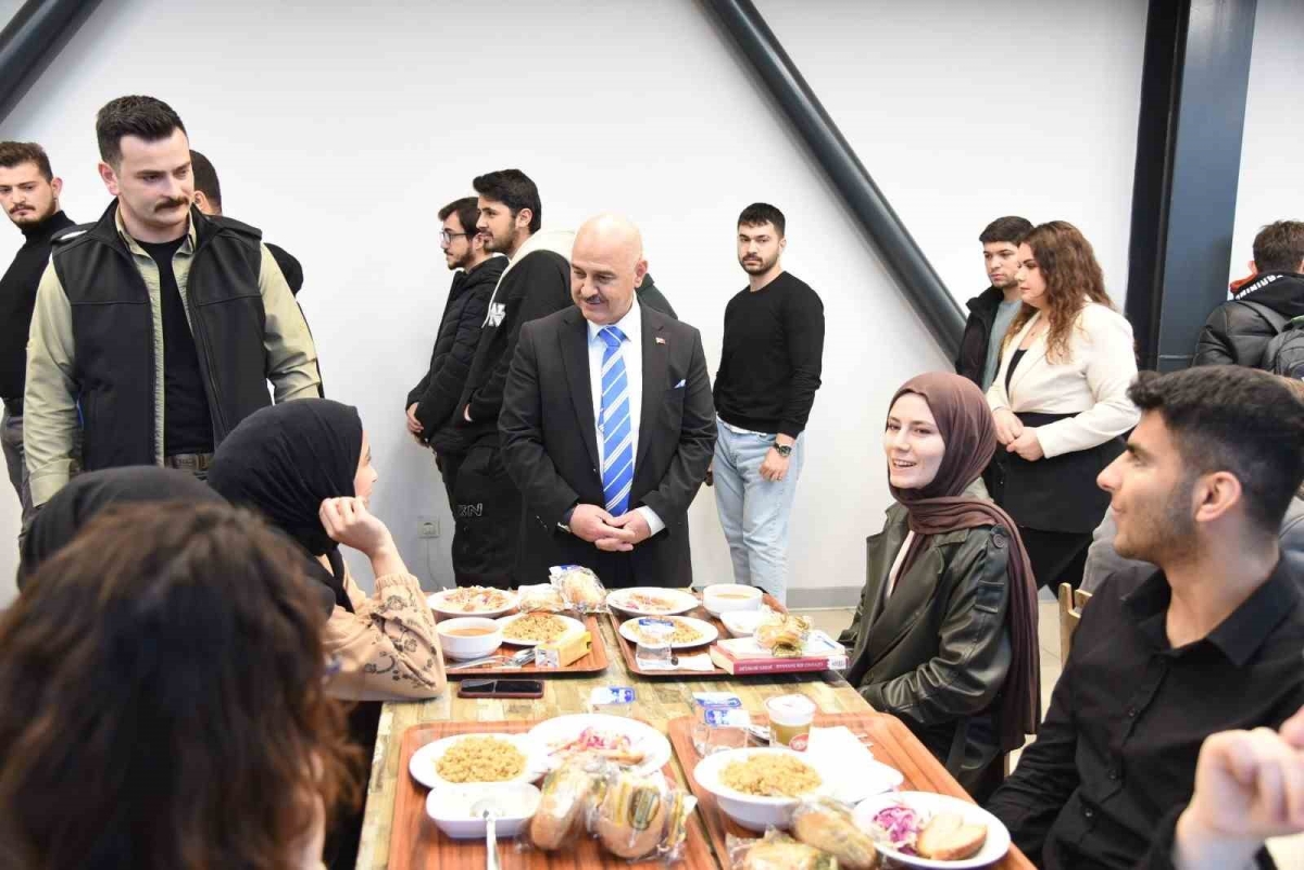 Düzce Üniversitesi öğrencileri için iftar programı düzenledi