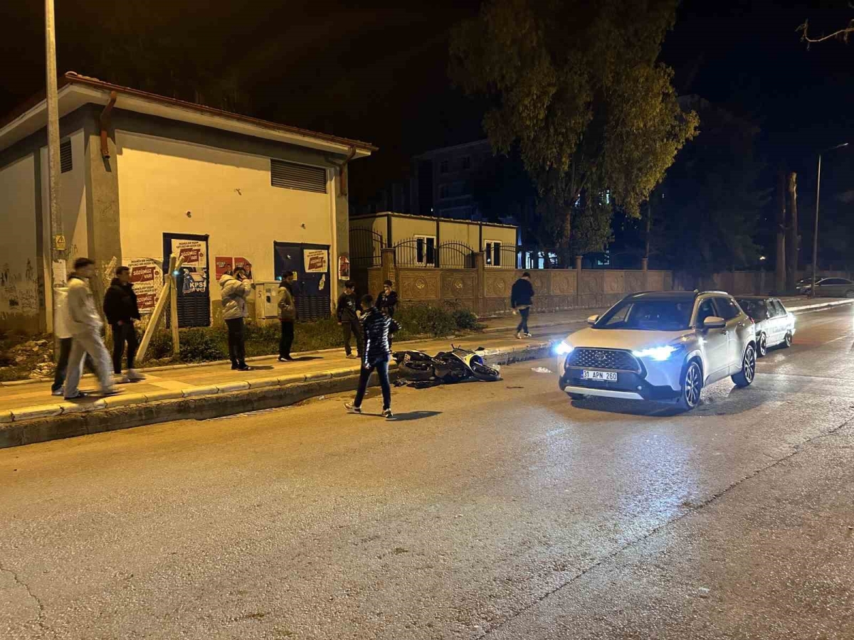 İskenderun’da hafif ticari araç ile motosiklet çarpıştı: 2 yaralı