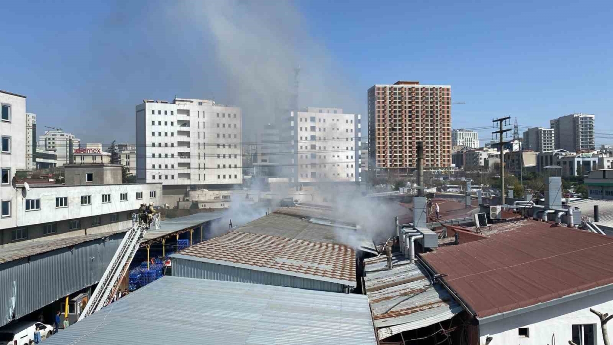 Küçükçekmece’de tekstil fabrikasının deposunda korkutan yangın