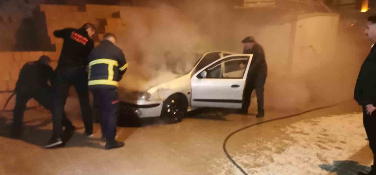 Otomobilde çıkan yangını itfaiye ekipleri söndürdü