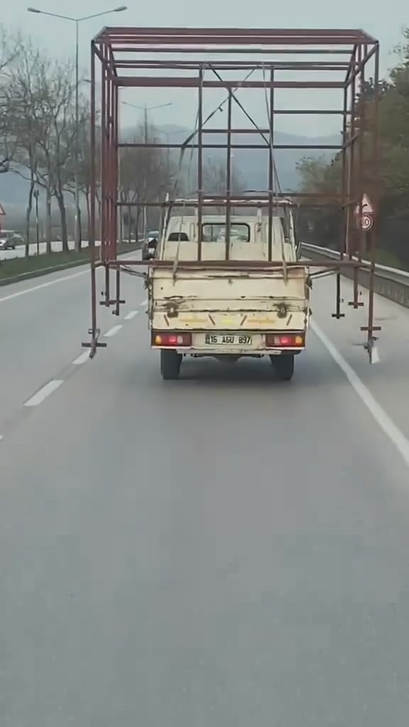 Tehlikeli taşımacılık kamerada...