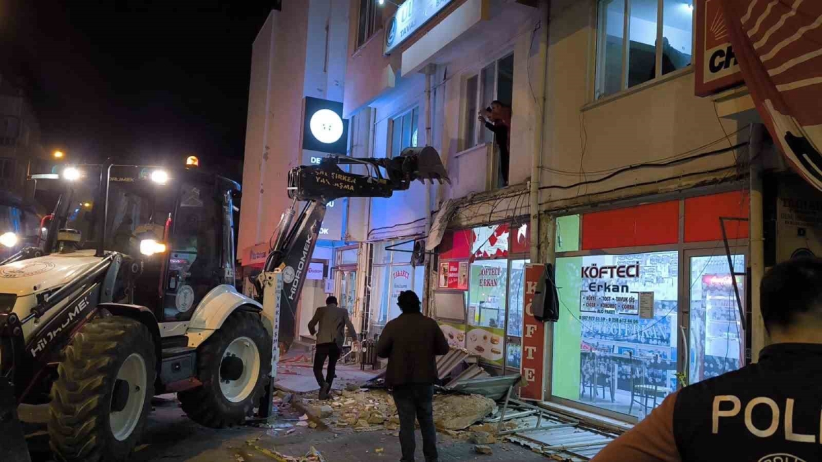 Kutlama yapılan CHP ilçe binasının balkonu çöktü: 3’ü ağır 8 yaralı