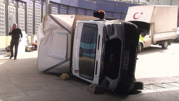 Kadıköy'de üst geçide çarpan kamyonet devrildi