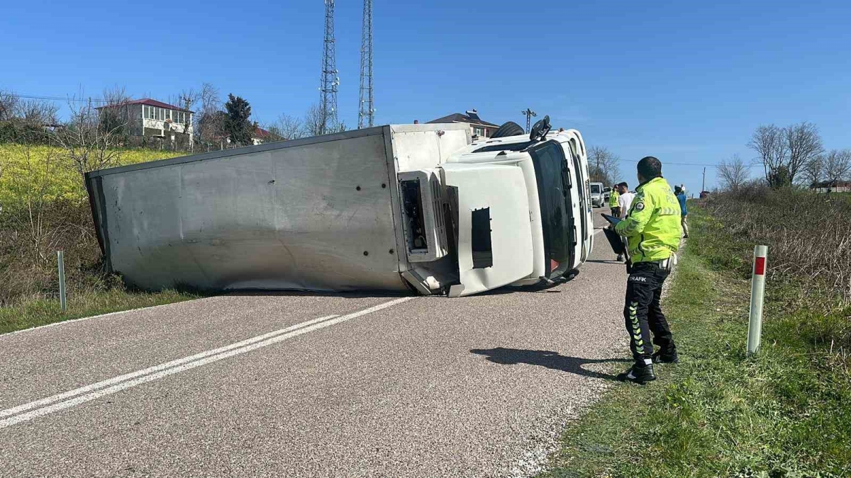 Sinop’ta devrilen kamyonun sürücüsü yaralandı