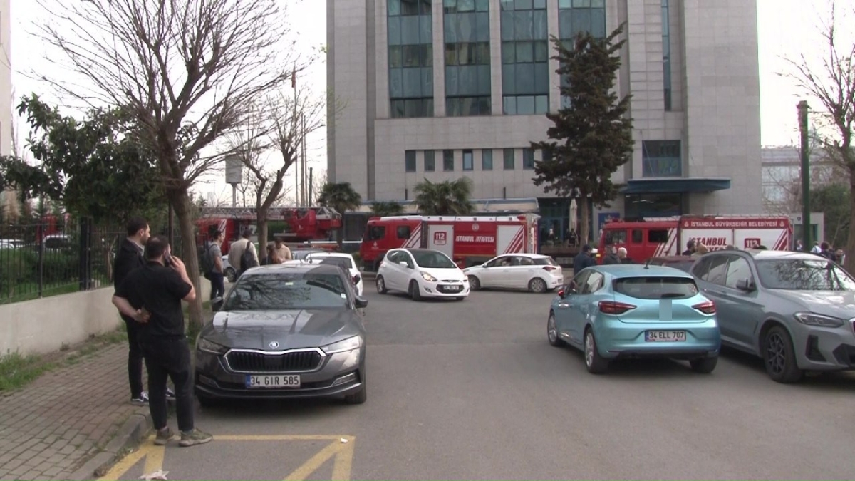 Kadıköy’de lüks plazada yangın: Çalışanlar tahliye edildi