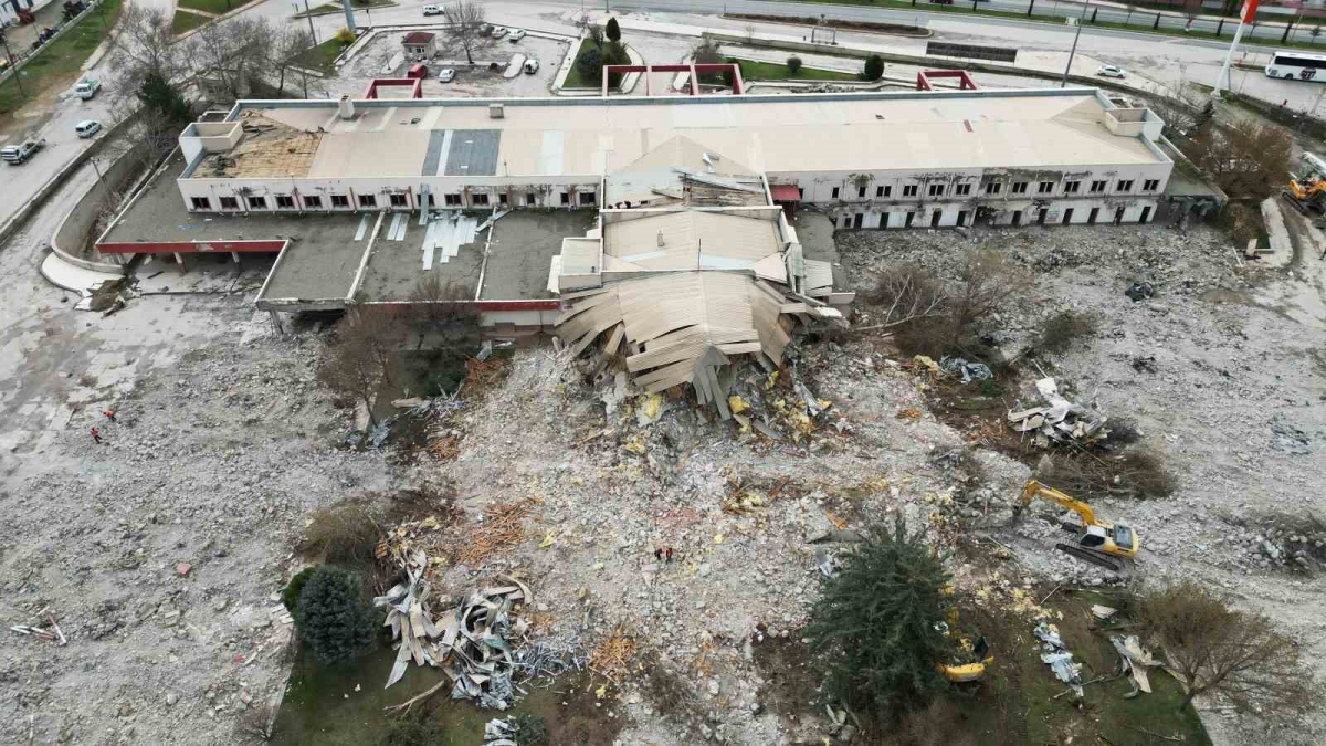 Hemen herkesin bir anısı vardı: Elazığ’da eski terminal binasının son anları havadan görüntülendi