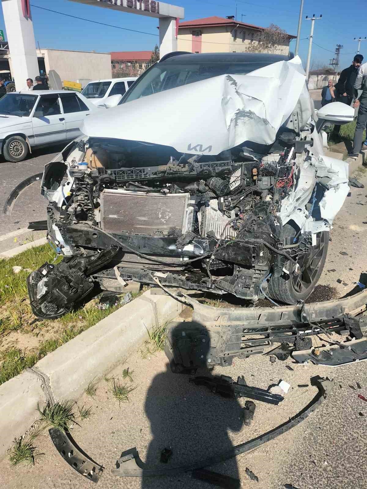 Diyarbakır’da otomobil minibüse çarptı: 2 yaralı