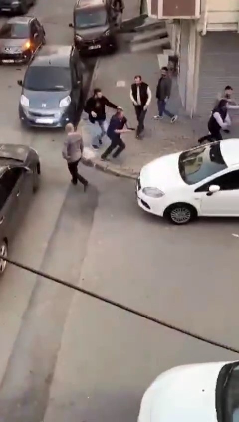 İstanbul’un göbeğinde film sahnelerini aratmayan çatışma anı kamerada: 1 ağır yaralı