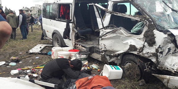 Mersin'de minibüs ile hafif ticari araç çarpıştı