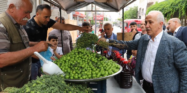Gültak; gençlerle sohbet etti, esnafı dinledi
