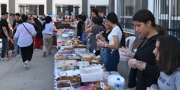 Lise öğrencilerinden depremzedeler yararına panayır