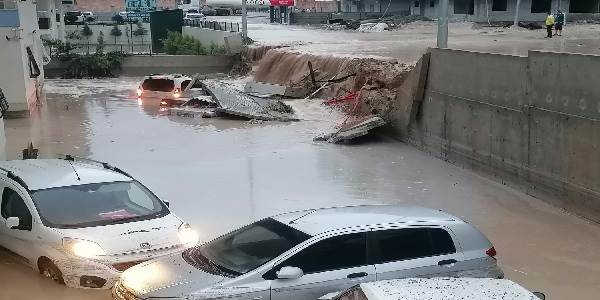 Onlarca araç sular içinde kaldı