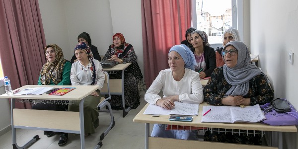 Kadınlar Büyükşehir’le okuma yazma öğreniyor