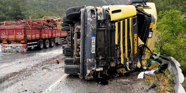 Tarsus'ta trafik kazasında 5 kişi yaralandı