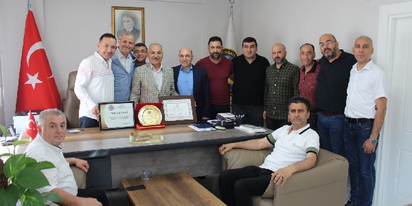 Mersin Elektronikçiler Odası’ndan Dinçer’e plaket