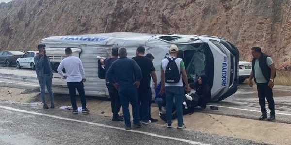 Mersin'de minibüs devrildi: 7 yaralı