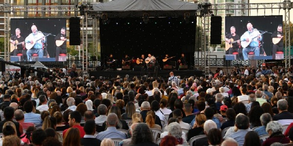 Konser geliri depremzede öğrencilere burs oldu