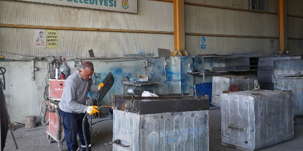 Tarsus’ta 2 bin 500 çöp konteyneri onarıldı
