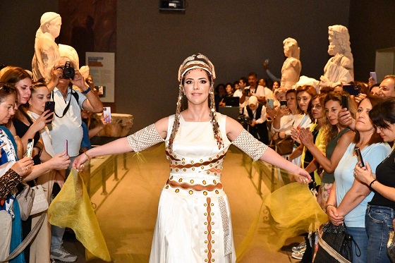 'Güçlü Kadınlar ve Şahmeran' Temalı Sergi ve Defile Düzenlendi