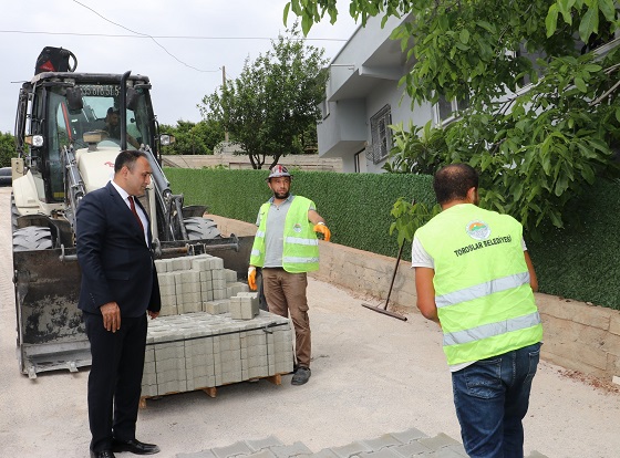 Toroslar'da Yol ve Kaldırım Çalışmaları Devam Ediyor