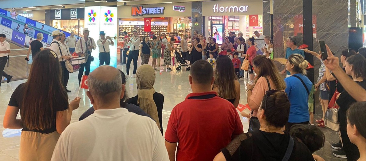 AVM'DE 30 AĞUSTOS KUTLAMASI