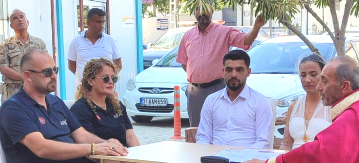 KONTEYNER KENTTEKİ NİKAHTA DEPREMZEDE ÇİFTİN ŞAHİTLERİ AFAD GÖREVLİLERİ OLDU