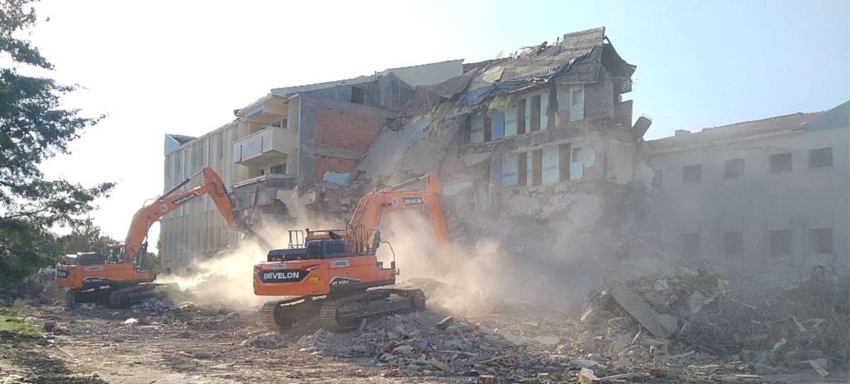 ERZİN DEVLET HASTANESİ’NİN YIKIMI BAŞLADI