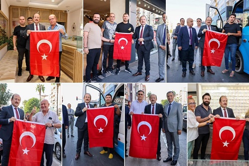 Vali Pehlivan'dan Vatandaşa Türk Bayraklı Kutlama
