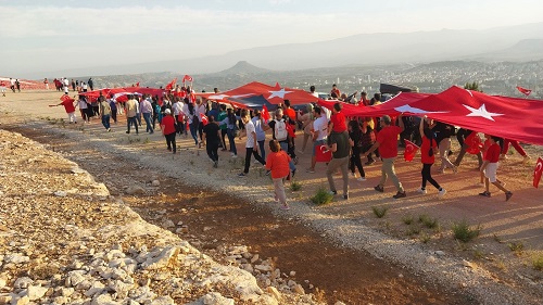 Dağ Yamacındaki Dünyanın En Büyük Türk Bayrağına Ulaştılar