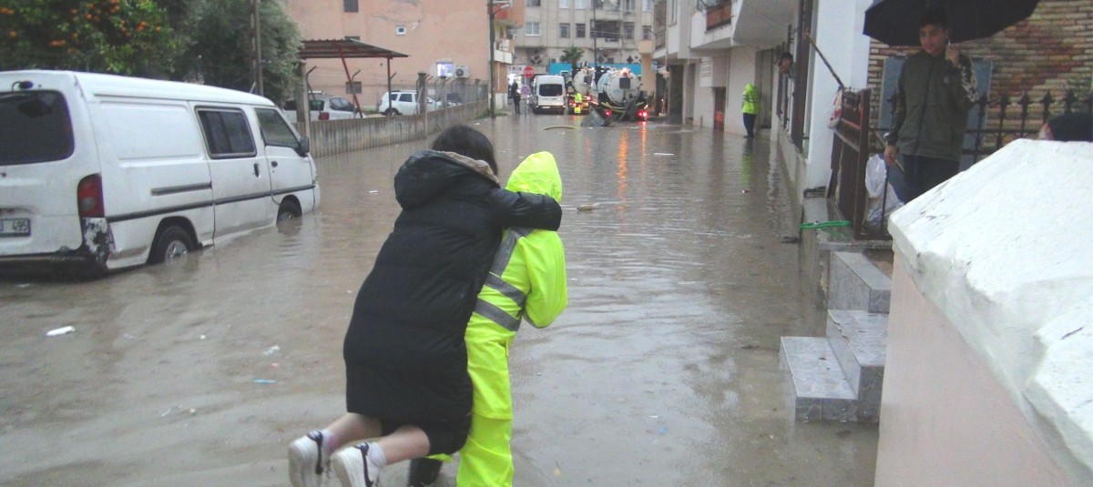 MERSİN’DE SAĞANAK YAĞIŞ SELE NEDEN OLDU