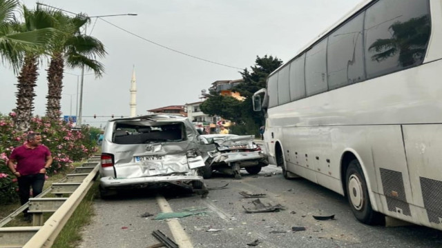 Alanya’da 4 araçlı zincirleme kaza