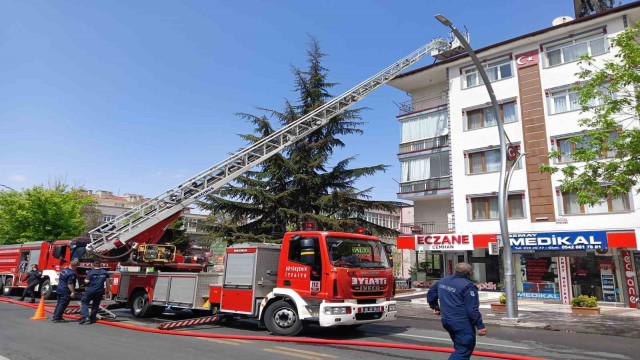 Ankara’da 4 katlı apartmanın çatısında yangın