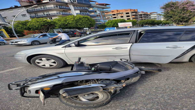 Antalya’da motosiklet ile otomobil çarpıştı: 1 yaralı