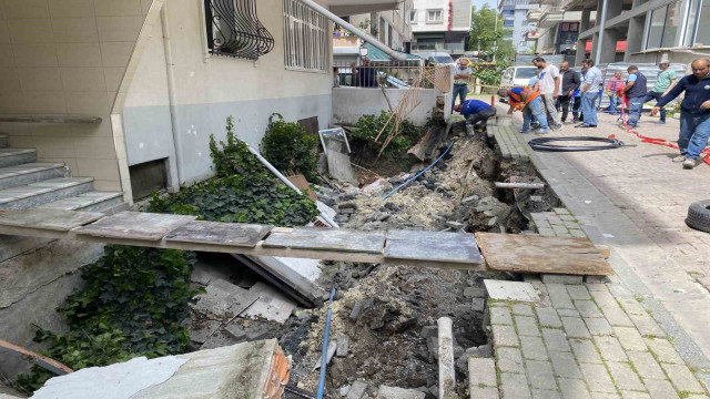 Avcılar’da 4 katlı binanın önündeki kaldırım çöktü