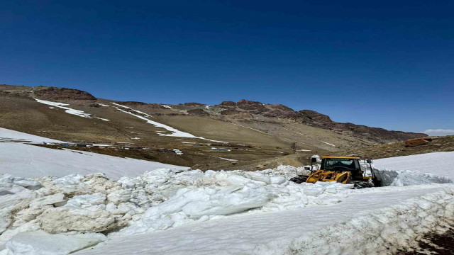 Başkale’de kar nedeniyle 5 aydır kapalı olan yol ulaşıma açıldı