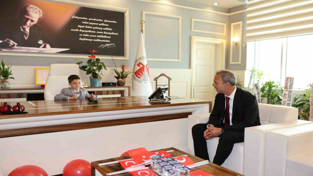 Başkan Menderes Dal koltuğunu çocuk başkana devretti