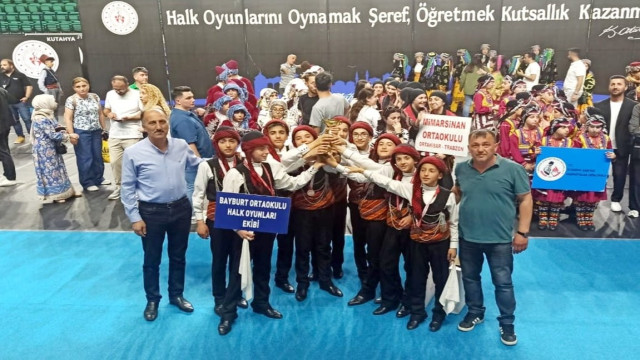 Bayburt Ortaokulu Halk Oyunları ekibi Türkiye üçüncüsü oldu