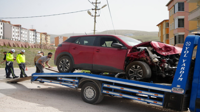 Bayburt’ta 4 kişinin yaralandığı trafik kazası güvenlik kamerasına yansıdı