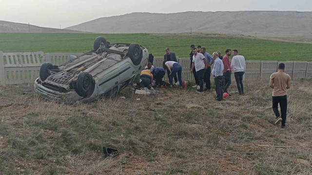 Beton çitlere çarpan otomobil takla attı: 3 yaralı