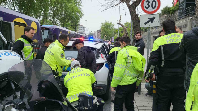 Beyoğlu’nda polise mukavemet gösteren şahısların üzerinden bıçak çıktı
